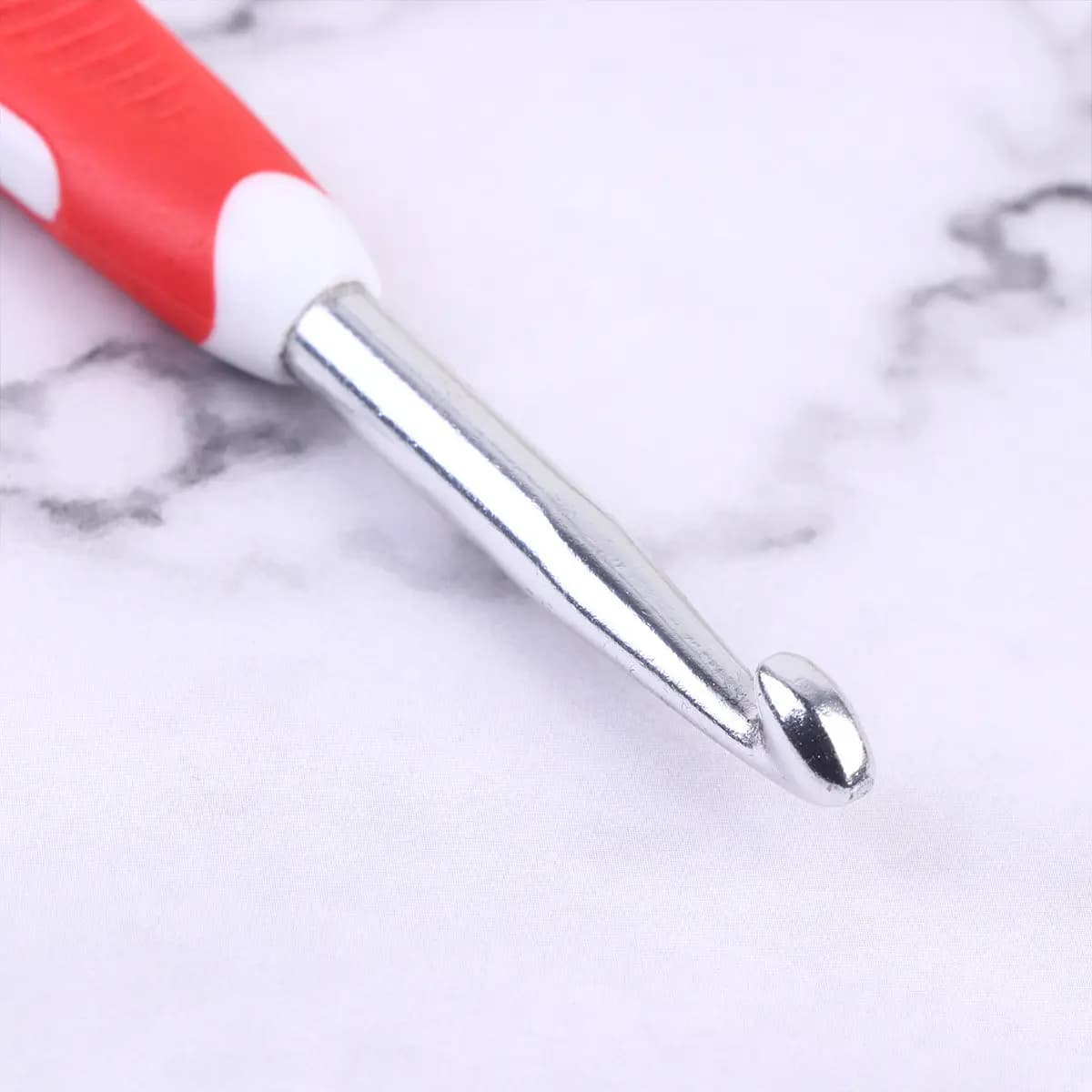 Set di 9 Uncinetti in Alluminio con Manico Bicolore in Plastica, Impugnatura Ergonomica Antiscivolo per Lavori a Maglia Fai-da-Te, Maglioni, Sciarpe, Guanti