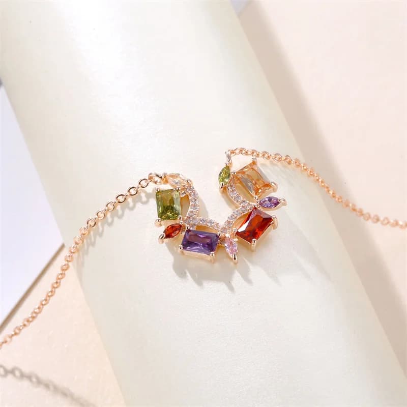 Collane con ciondolo in pietra di cristallo con zirconi geometrici arcobaleno per le donne Regali di San Valentino con catena color oro rosa alla moda semplice