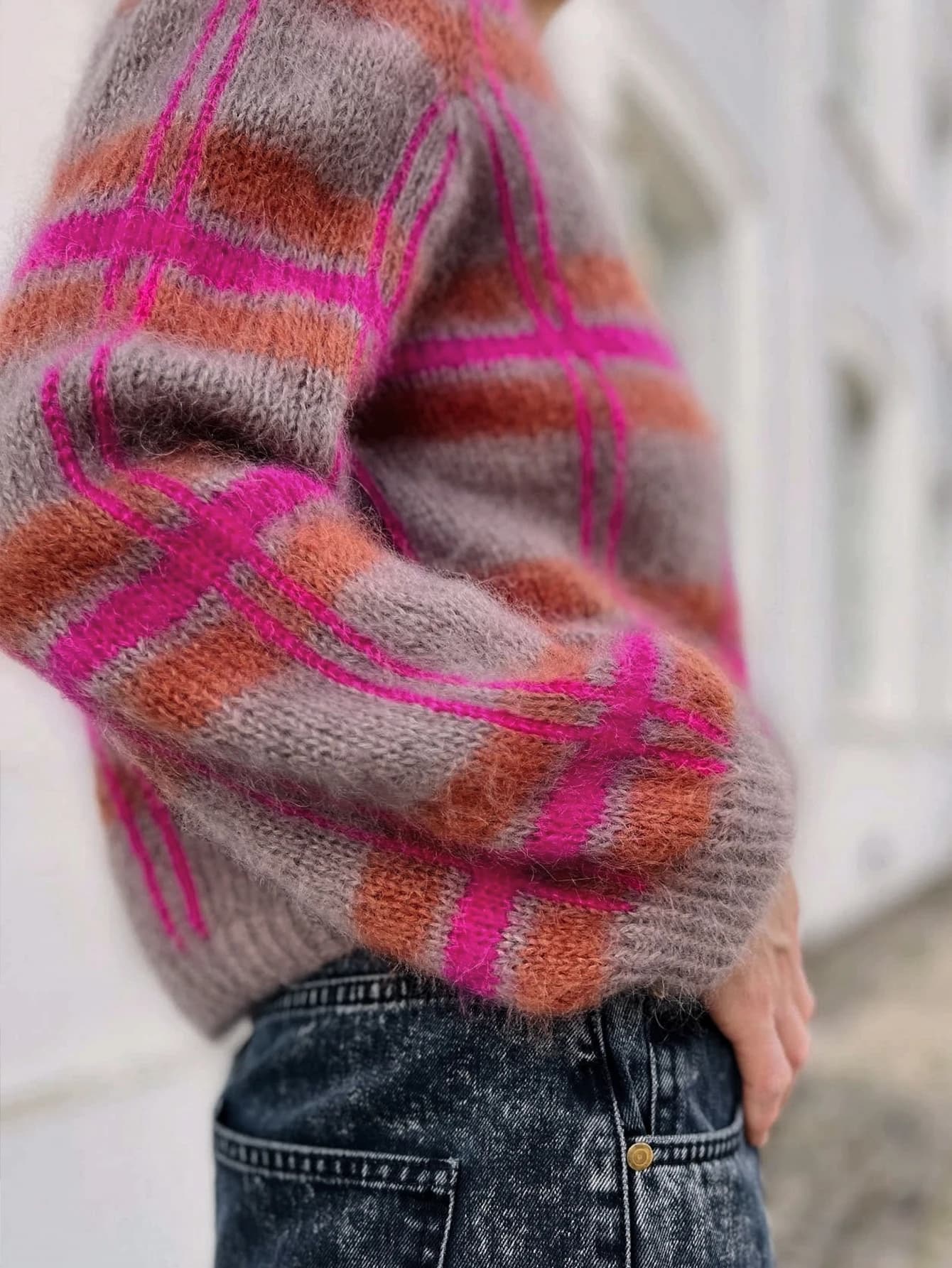 Nuovo cardigan in maglia da donna per l'autunno e l'inverno, dal design rilassato, motivo a righe viola, collo rotondo, modello pullover, top casual ed elegante per l'autunno/inverno, stile basic versatile per il commuting urbano, abbigliamento casual e alla moda per resort, cardigan in maglia con motivo di design, abbigliamento per Capodanno, San Valentino, Natale, abbigliamento in stile Instagram, popolare tra i coreani, regalo per appuntamenti, abbigliamento da donna.