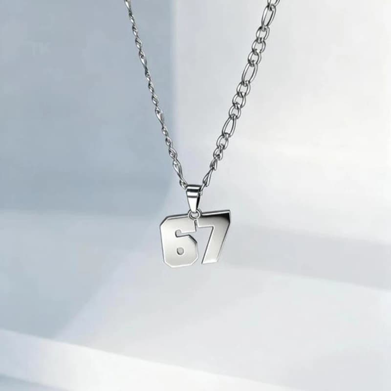 Collana Minimalista con Ciondolo Numero 67 in Acciaio Inossidabile per Donna e Uomo, Gioiello Portafortuna di Tendenza per Feste e Regali