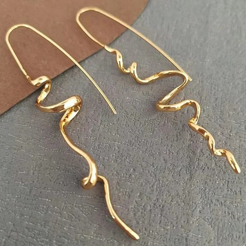 Orecchini pendenti Chic Wave, design curvo color oro/argento, semplici e adatti per l'uso quotidiano da donna.