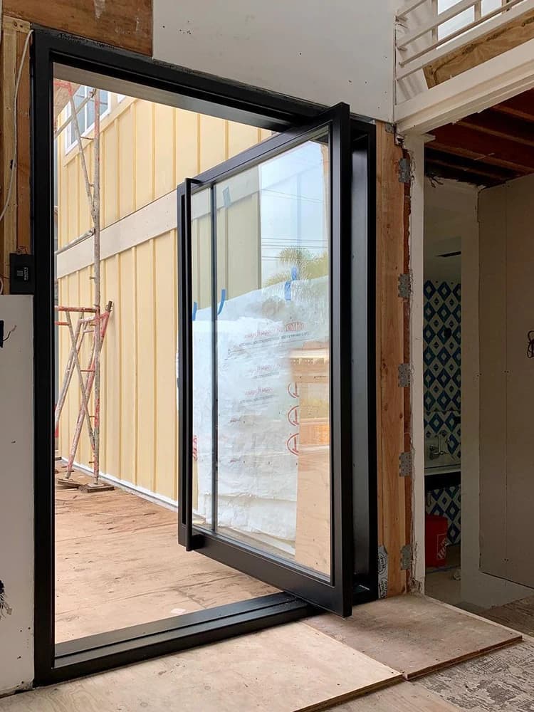Porte d'ingresso anteriori esterne con porta pivot Sixinalu con serratura intelligente Dooe girevole push pull in alluminio con doppia vetri Decorazioni per la casa personalizzate