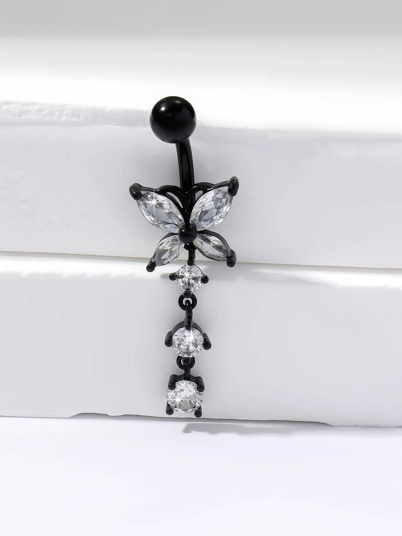 Elegante anello nero per ombelico con farfalla di cristallo e tre ciondoli in zirconia.