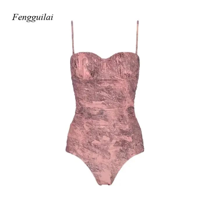 Body attillato rosa jacquard con arricciature, scollo a cuore e spalline sottili, perfetto per feste e serate eleganti.