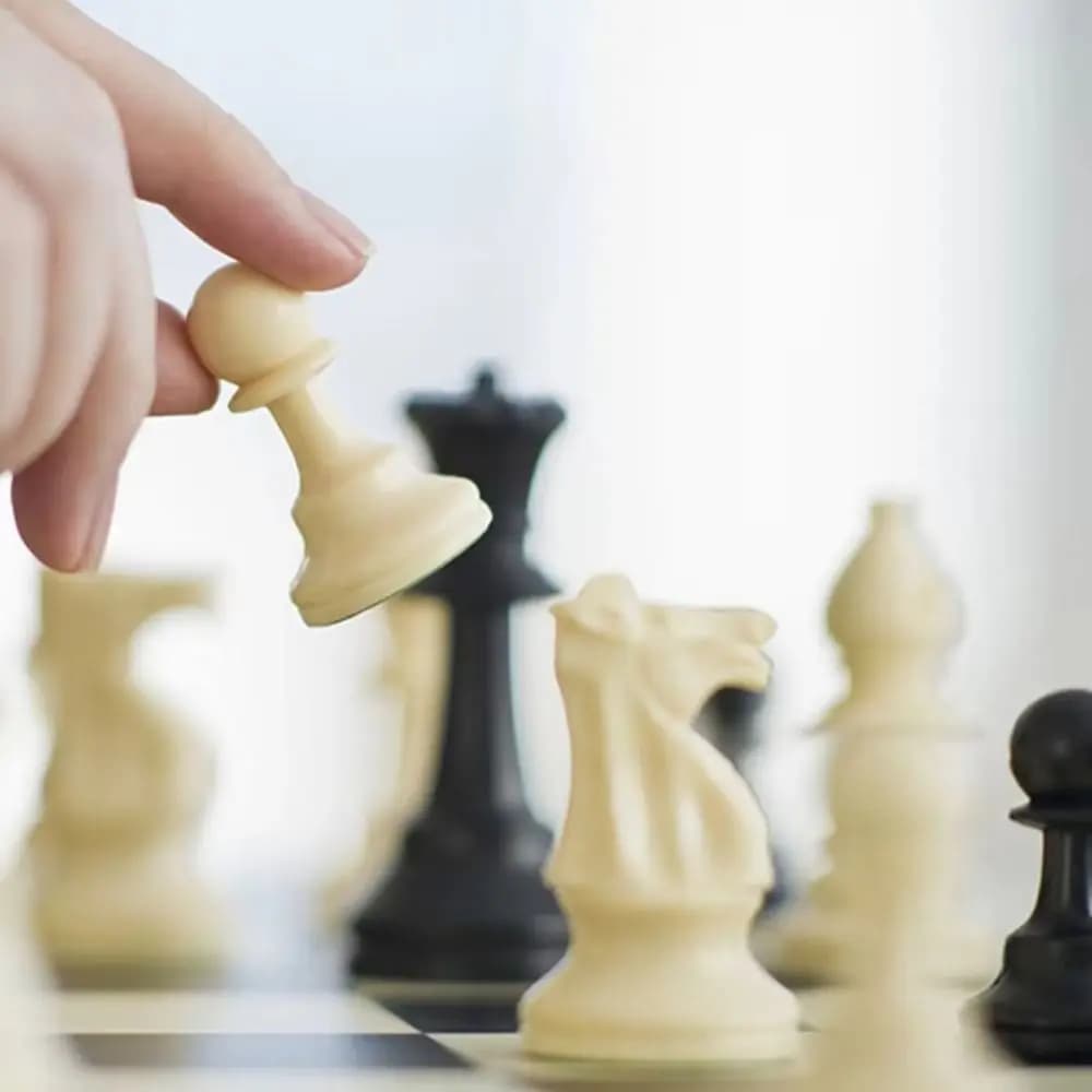 Set di Scacchi Internazionali Bianco e Nero da 32 Pezzi, Gioco Educativo Standard per Migliorare l'Intelligenza, Scacchiera in Plastica