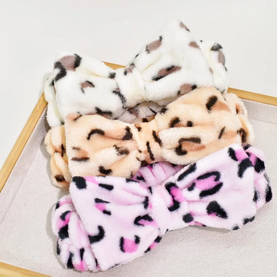 1 pezzo di fascia per capelli da donna in peluche autunno/inverno con stampa leopardata multicolore e fiocco, utilizzabile come maschera per il viso per il trucco o la doccia.