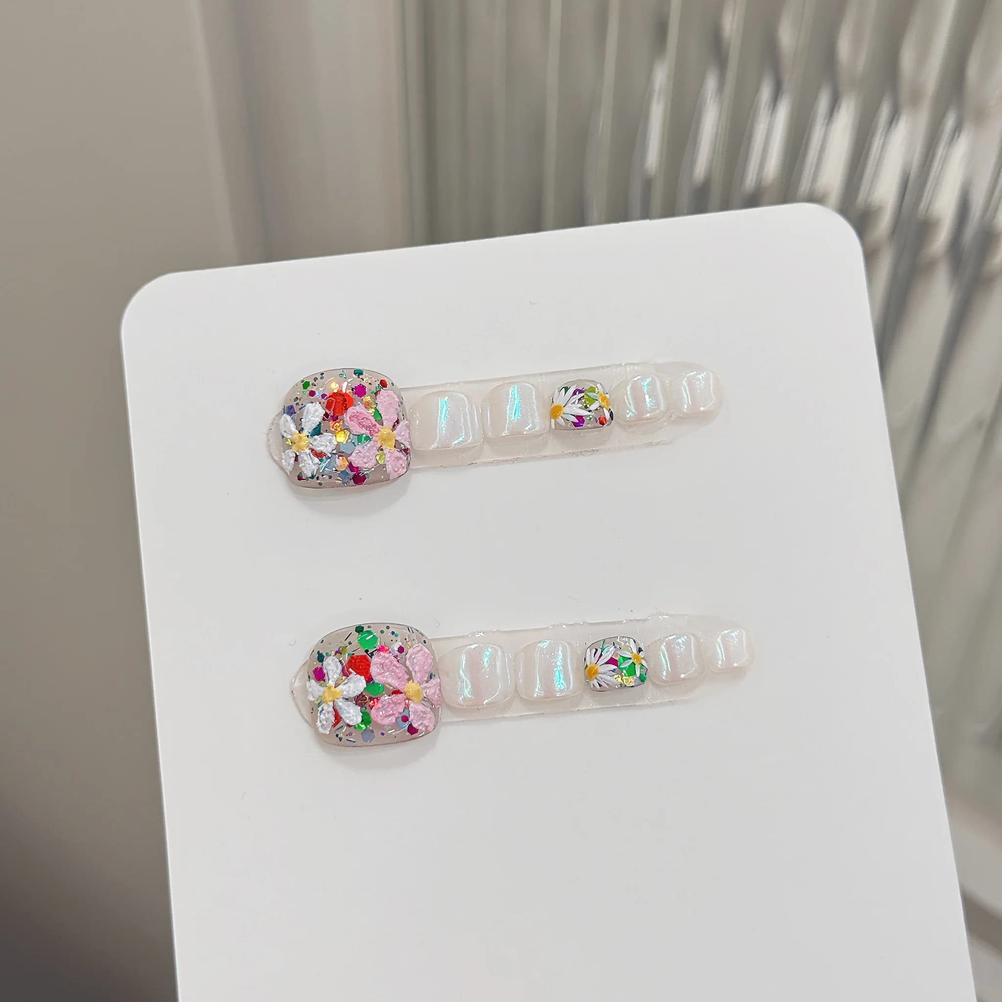 12 pezzi di unghie finte fatte a mano, bellissime unghie finte per i piedi, design con margherite colorate e brillanti, estive, adatte per le donne.