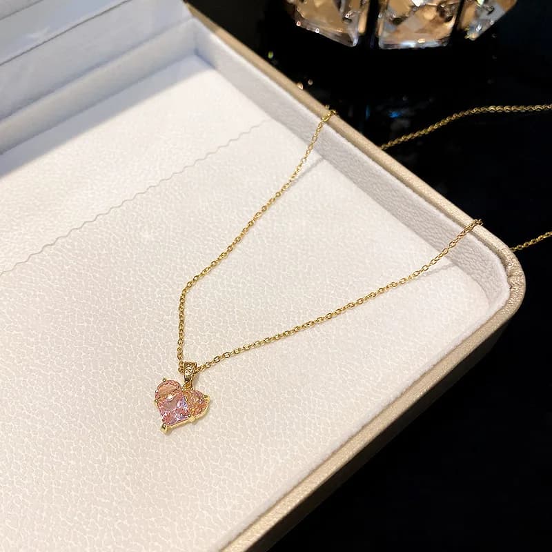 Set di collana e orecchini con zirconi a forma di cuore rosa, catena di clavicole in acciaio al titanio di lusso leggero di fascia alta, commercio all'ingrosso di gioielli in stile di nicchia