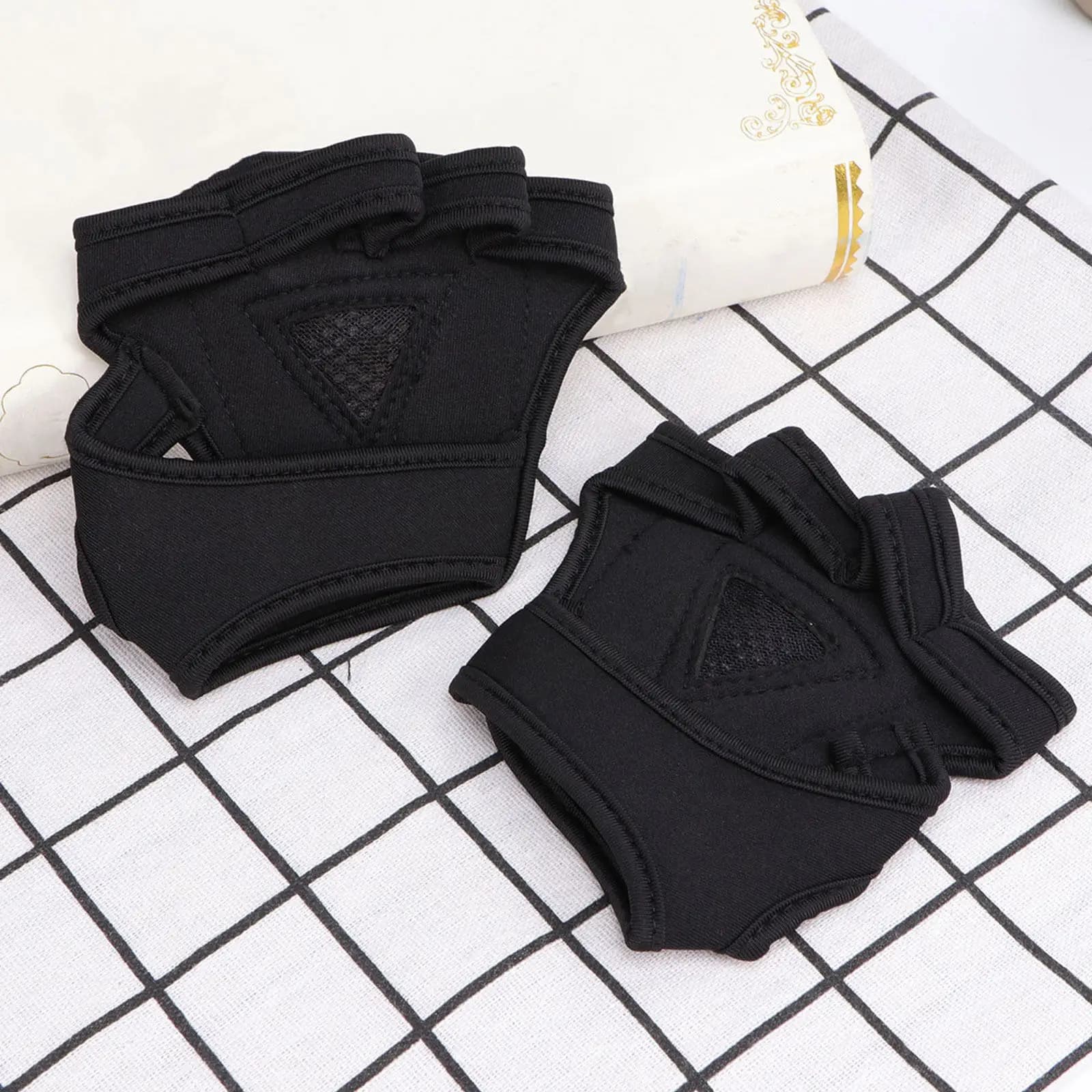 Men Women Gym Gloves Black Size M Non-Slip Silicone Fingerless Padded Wrist Strap Half Gloves Weightlifting Workout