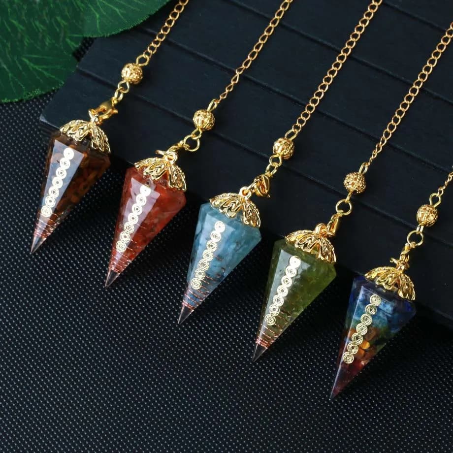 Penduli di pietra con chip di cristallo per rabdomanzia Divinazione Guarigione naturale 7 Chakra Simbolo Orgonite Pendolo Pendolo in resina esagonale