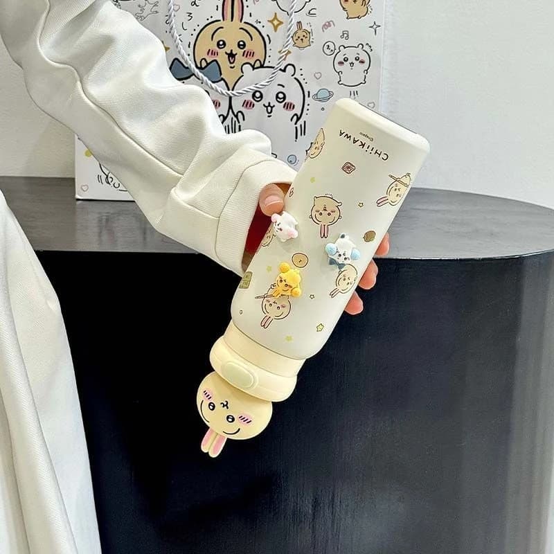 Borraccia Kawaii Chiikawa, simpatico tumbler isolato con topper 3D di Usagi e Chiikawa, perfetto per l'uso quotidiano