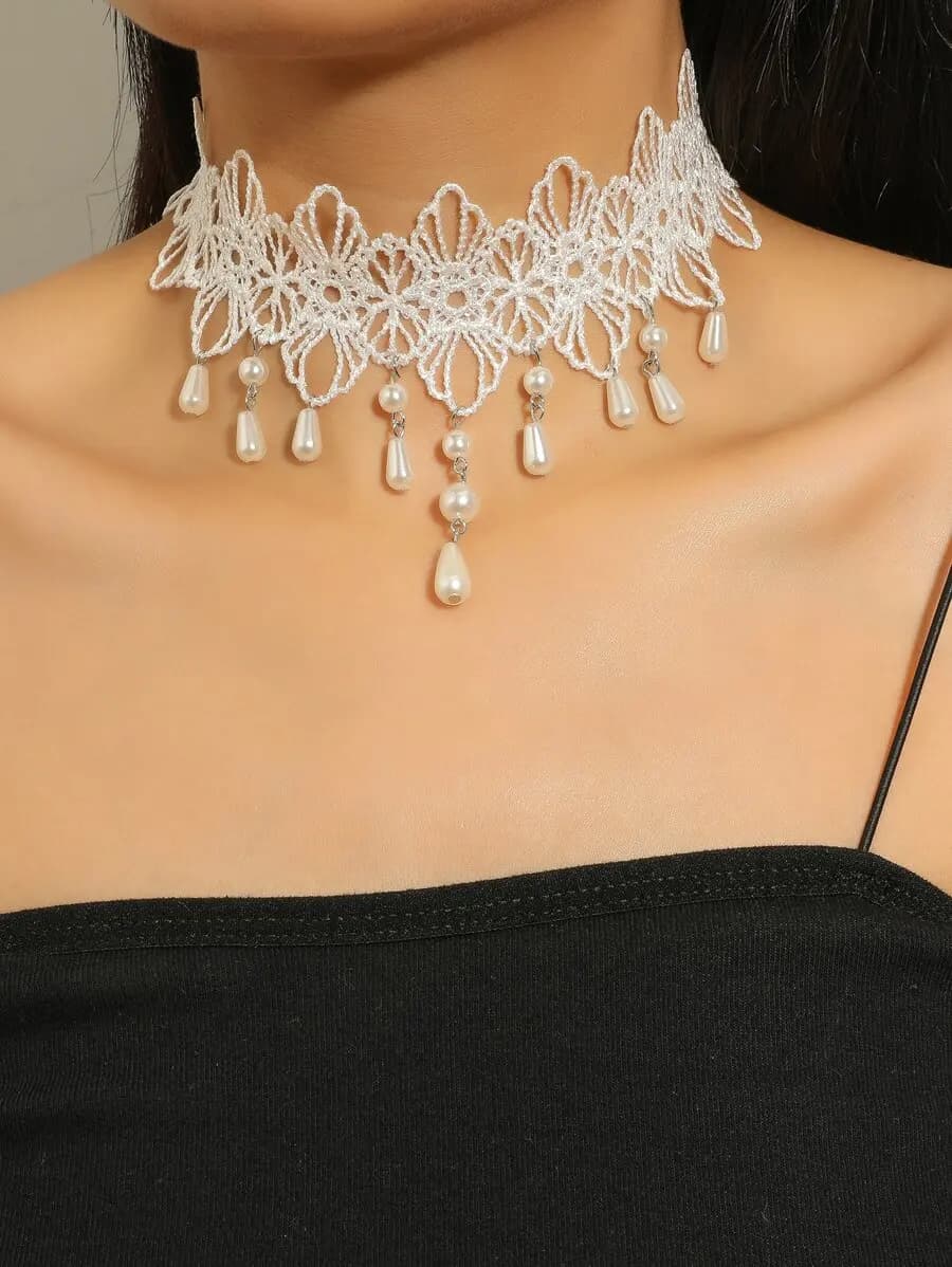 Collana girocollo in pizzo floreale con gocce di perle finte