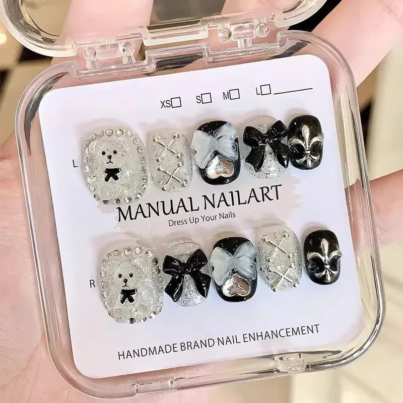 10 pezzi di unghie corte quadrate rotonde fatte a mano con fiocco, orso bianco e nero, decorazione con diamanti, unghie indossabili rimovibili per le donne