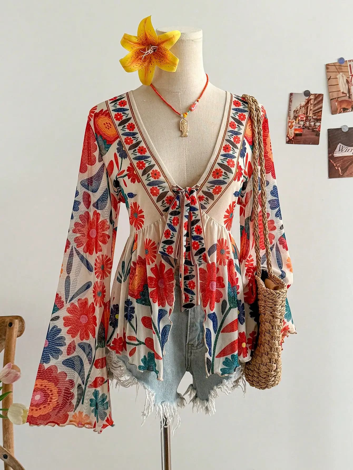 Camicetta Vintage da Donna con Scollo a V Floreale, Maniche Lunghe a Campana, Laccio Frontale e Orlo Effetto Vissuto