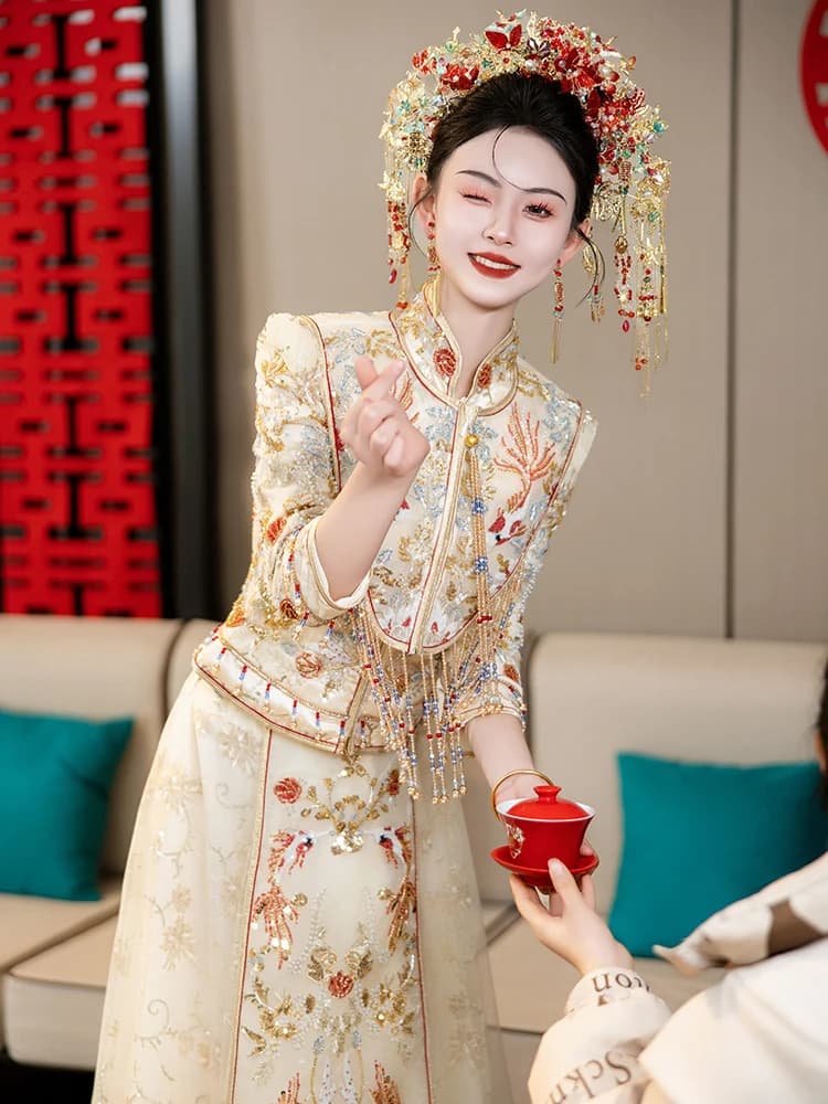 Abito da Sposa Cinese Dorato Xiu Xuefu Nuovo 2026 per Sposa, Costume Tradizionale di Alta Gamma per Cerimonia Nuziale, Colore Champagne, Collezione Primavera