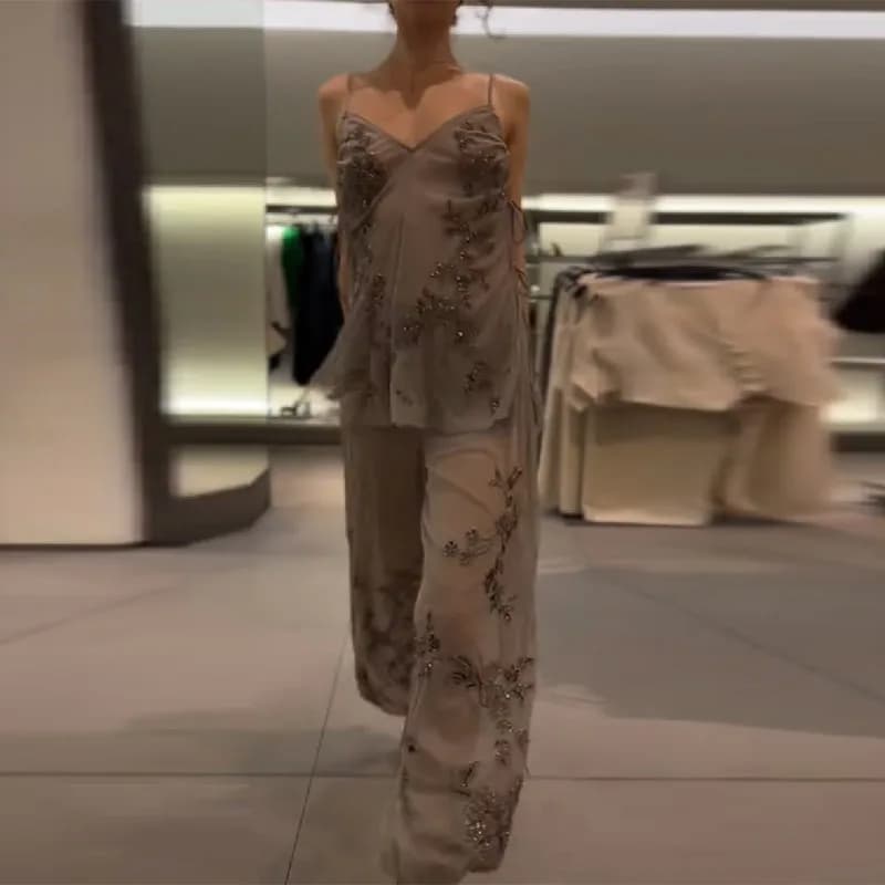 Nuovo Completo Due Pezzi da Donna 2026 Grigio con Ricami e Perline, Top a Canotta e Pantaloni a Gamba Larga in Rete Trasparente, Senza Maniche e Schiena Scoperta, per Feste Estive e Streetwear