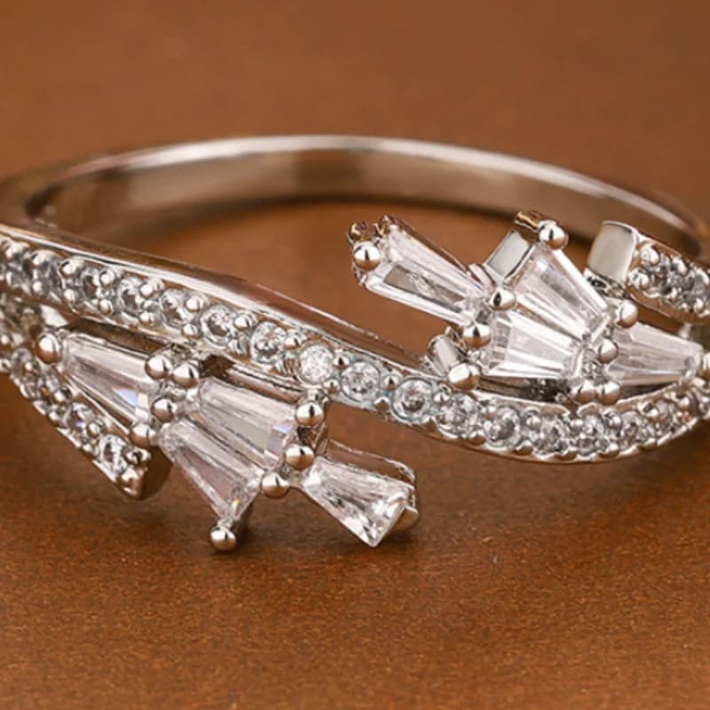 Versatile light luxury ring with high-end inlaid fresh olyvine, feminine niche design, fashionable Valentine's Day gift