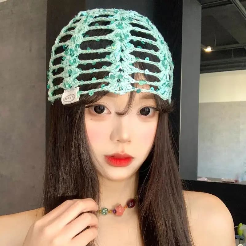 Cappello lavorato a maglia con paillettes e sciarpa triangolare con cintura per un elegante outfit invernale