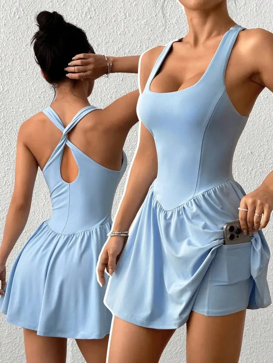 Abito sportivo da donna a tinta unita con spalline larghe e pantaloncini