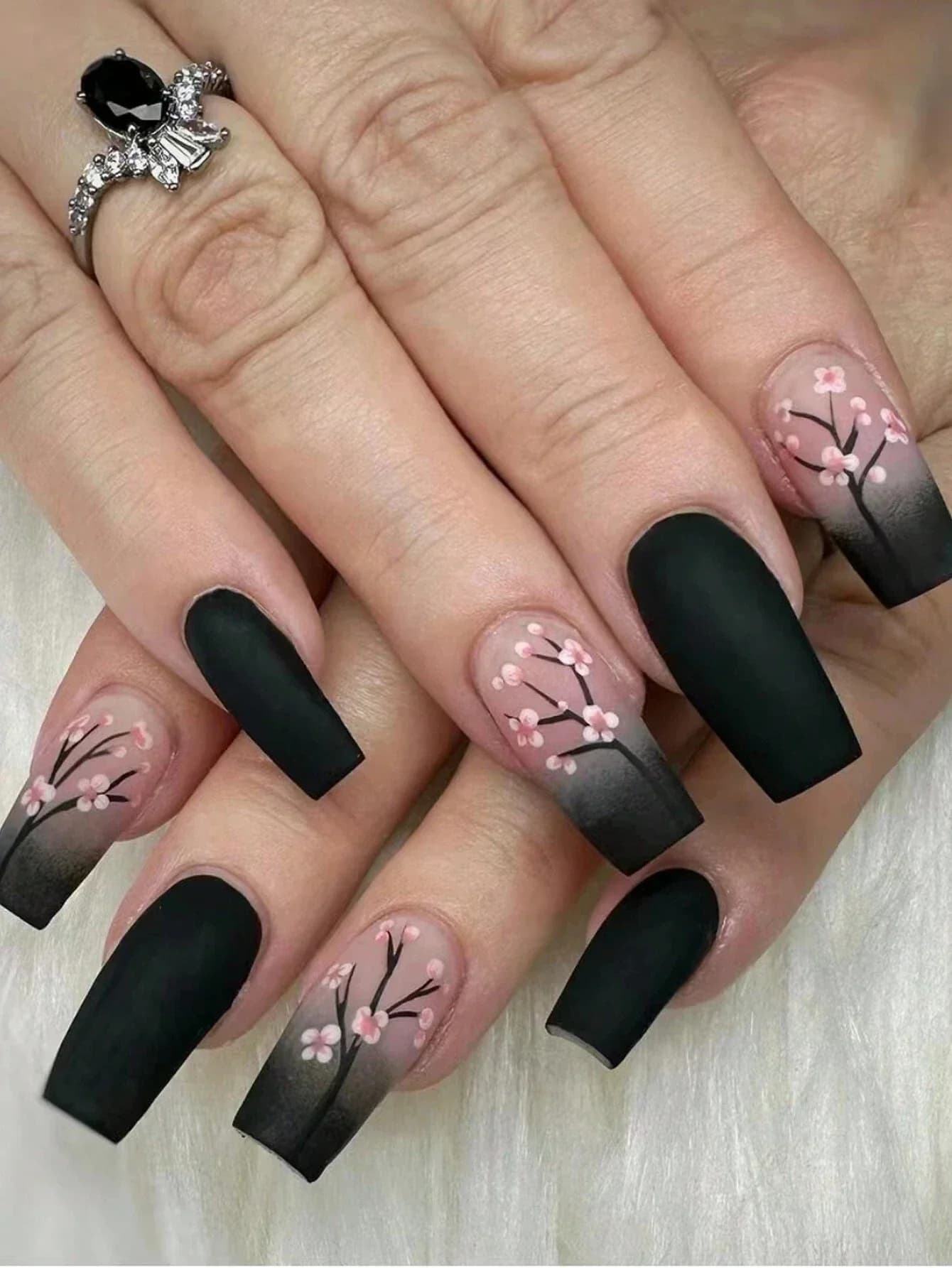 24 pezzi di unghie a forma di bara, unghie nere purissime decorate con fiori di ciliegio, set di nail art sbiancante con unghie finte rimovibili per festival