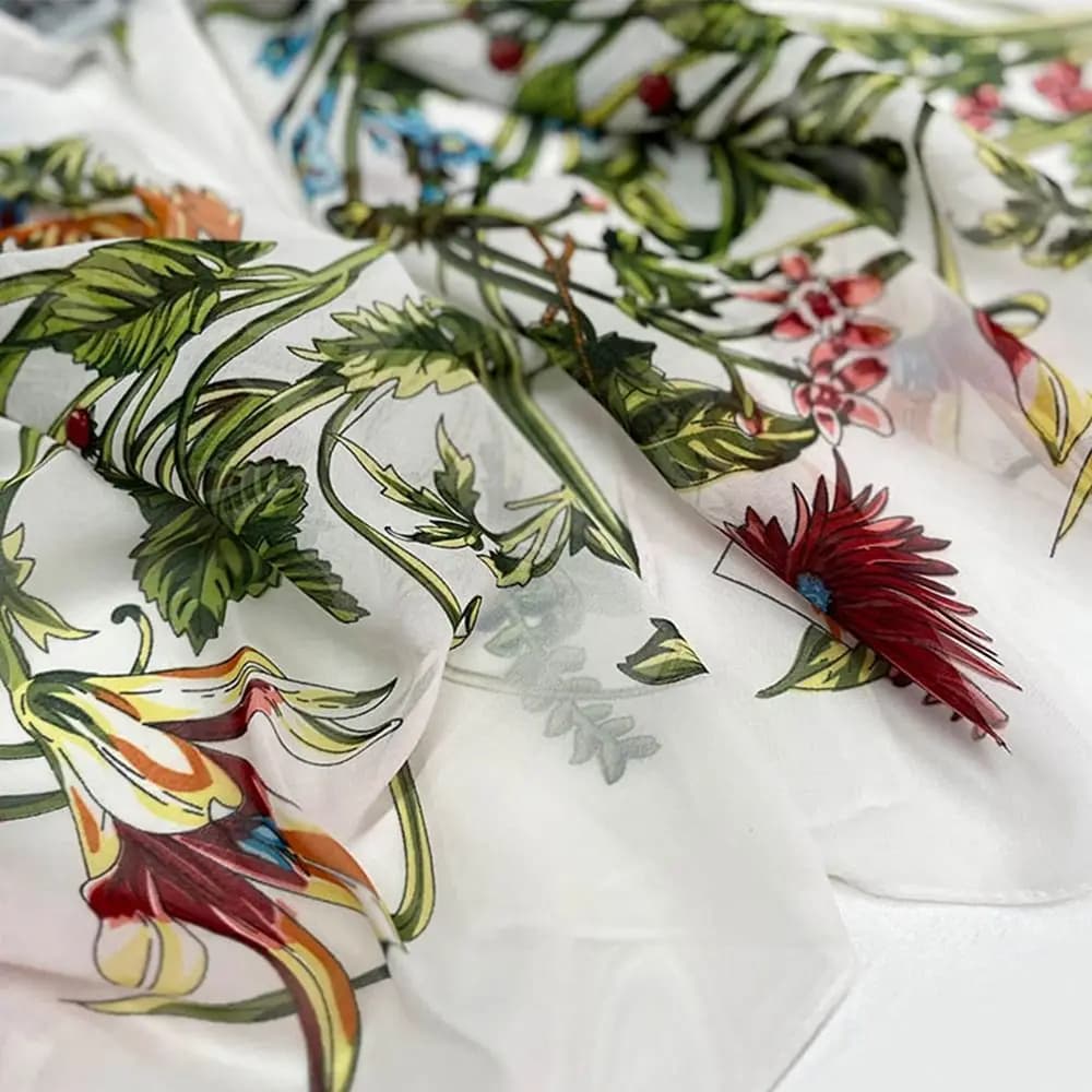 Sciarpa di seta ricamata portatile Scialle da spiaggia liscio e traspirante Bandana di seta resistente al sole per donna