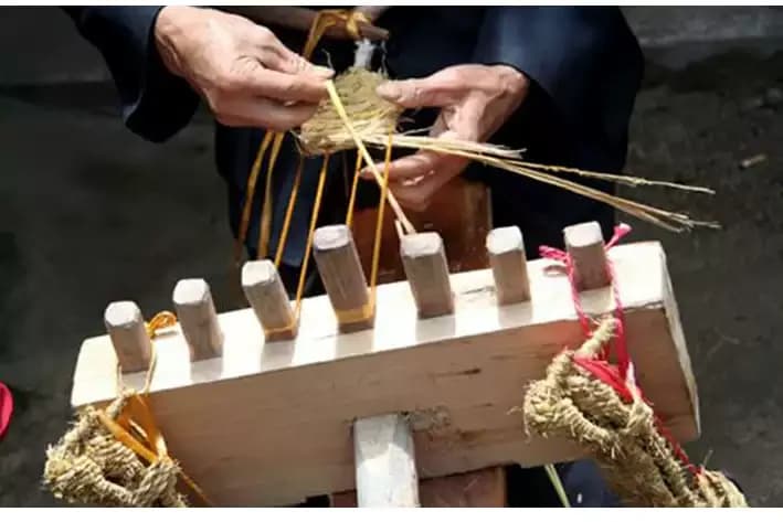 Weaving Loom Kit with Wooden Spreader & Comb for Craft Making Traditional Braiding Loom Stand for DIY Straw Shoes