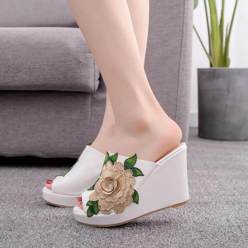 Sandali da donna con zeppa alta, aperti in punta, con decorazioni floreali, eleganti e casual.