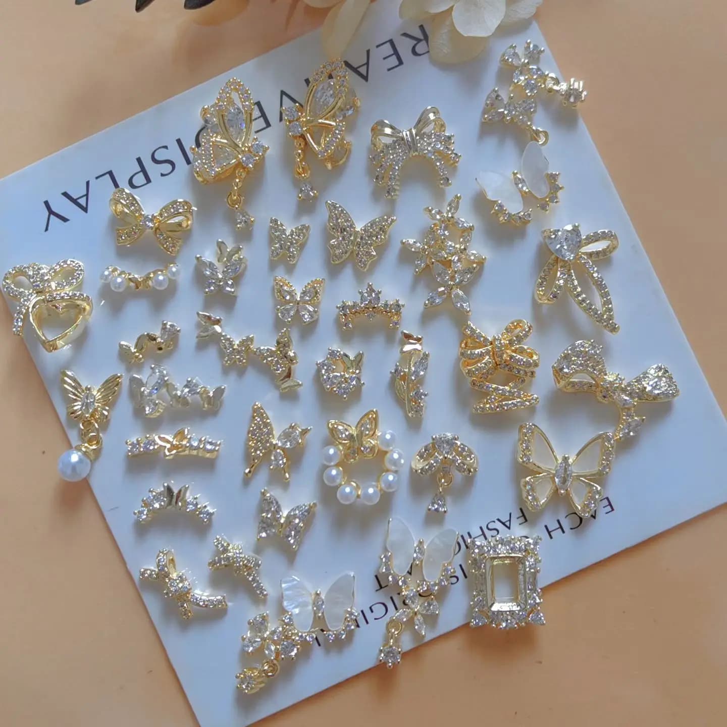 10 pz/lotto Lussuosi Charms Metallici Dorati a Farfalla con Fiocco e Zirconi per Unghie, Materiale Decorativo per Nail Art, Accessori e Forniture