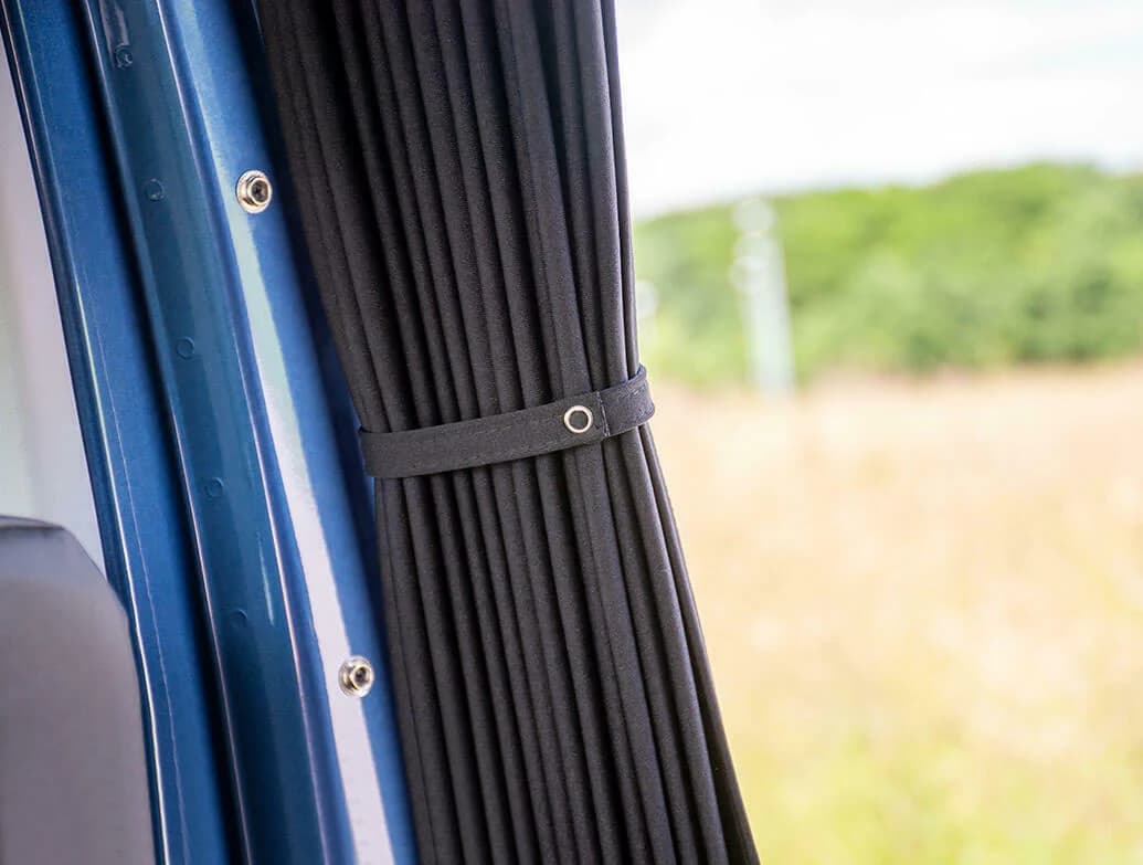 Tenda universale per finestrino laterale per parasole per auto Protezione UV pieghevole automatica Tende parasole nere Copertura Accessori interni per auto