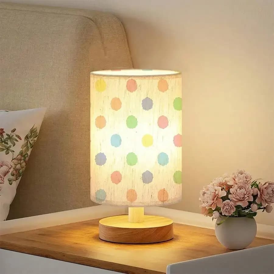 Lampada da Tavolo con Motivo a Pois Multicolore, Lampadina LED Inclusa (Tre Impostazioni di Illuminazione), Piccola Lampada da Comodino - Classica Base in Legno