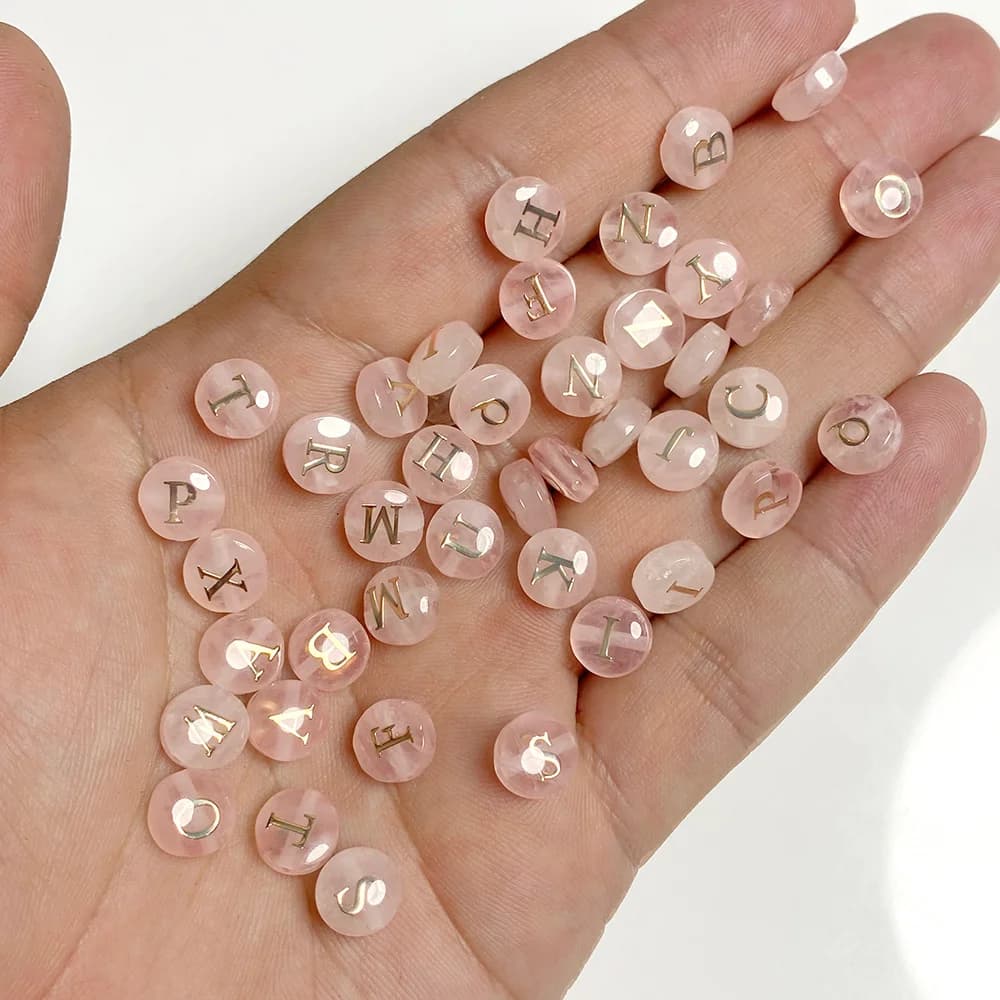 5 pz Foro Croce Naturale Rosa Quarzo Pietra Alfabeto Perlina 8mm Pendenti E Ciondoli Rotondi 26 Lettera AZ Perline Per Collana FAI DA TE braccialetto Acce