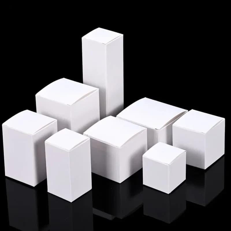 Scatola da imballaggio in cartone bianco da 50 pezzi Scatola quadrata multi formato per piccole imprese Scatole regalo per caramelle al cioccolato per la festa di Natale di nozze