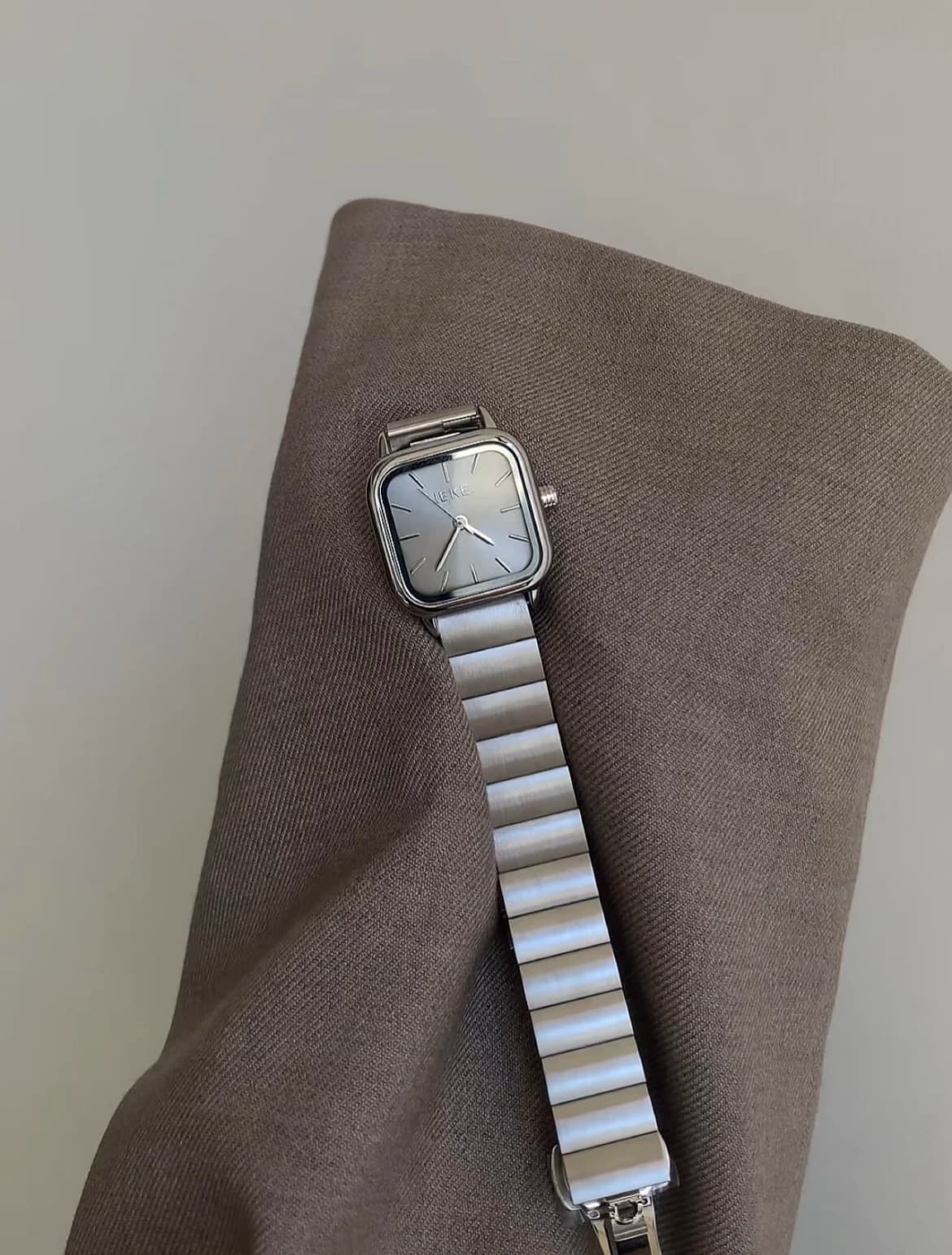 Regalo originale Orologio al quarzo con cinturino in acciaio argento-grigio di lusso quadrato di fascia alta dal temperamento semplice per le donne, regalo per la fidanzata