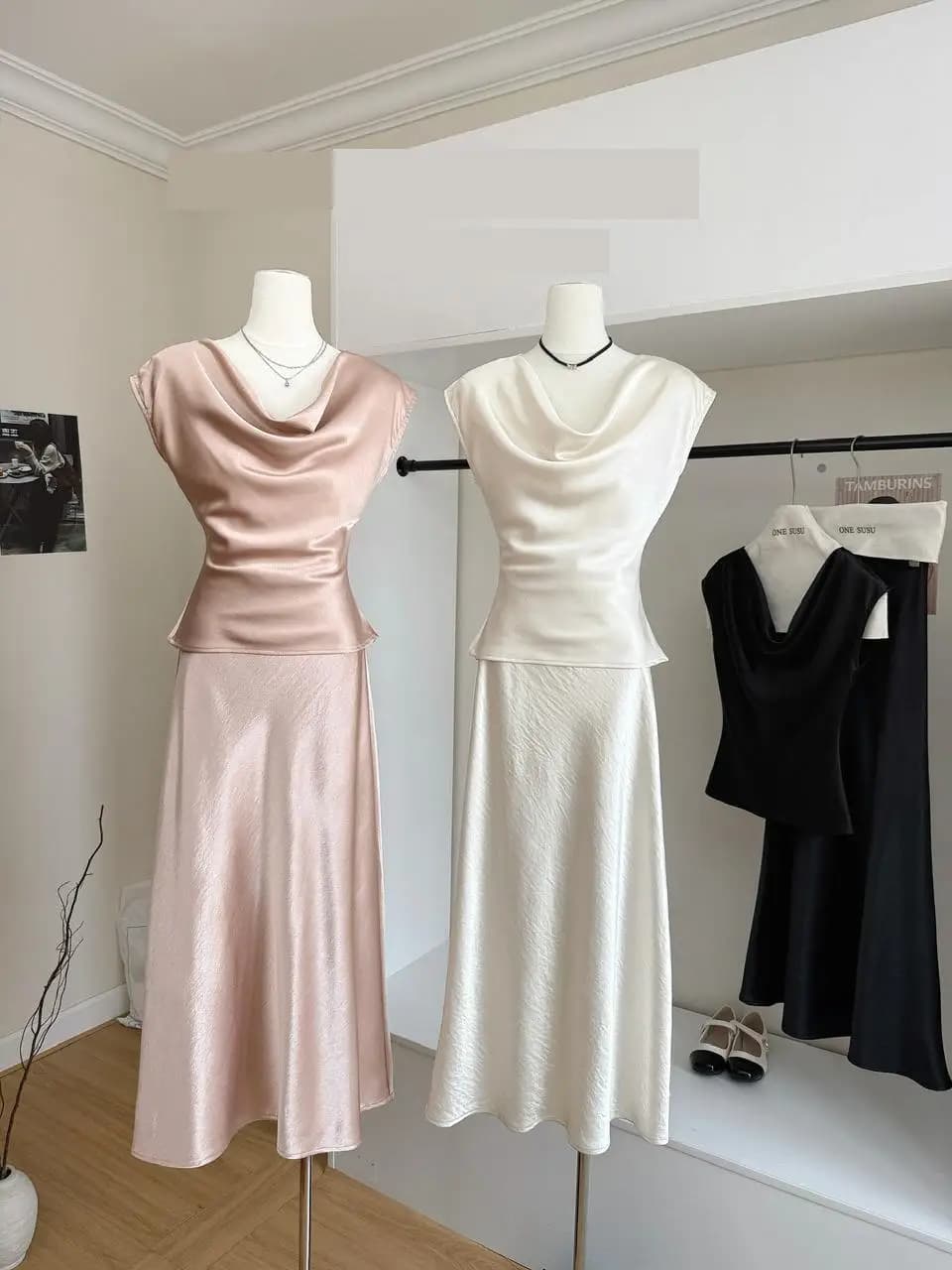 Completo Estivo Elegante da Donna in Acetato Due Pezzi: Top Slim Senza Maniche con Colletto a Balze in Raso + Gonna Lunga