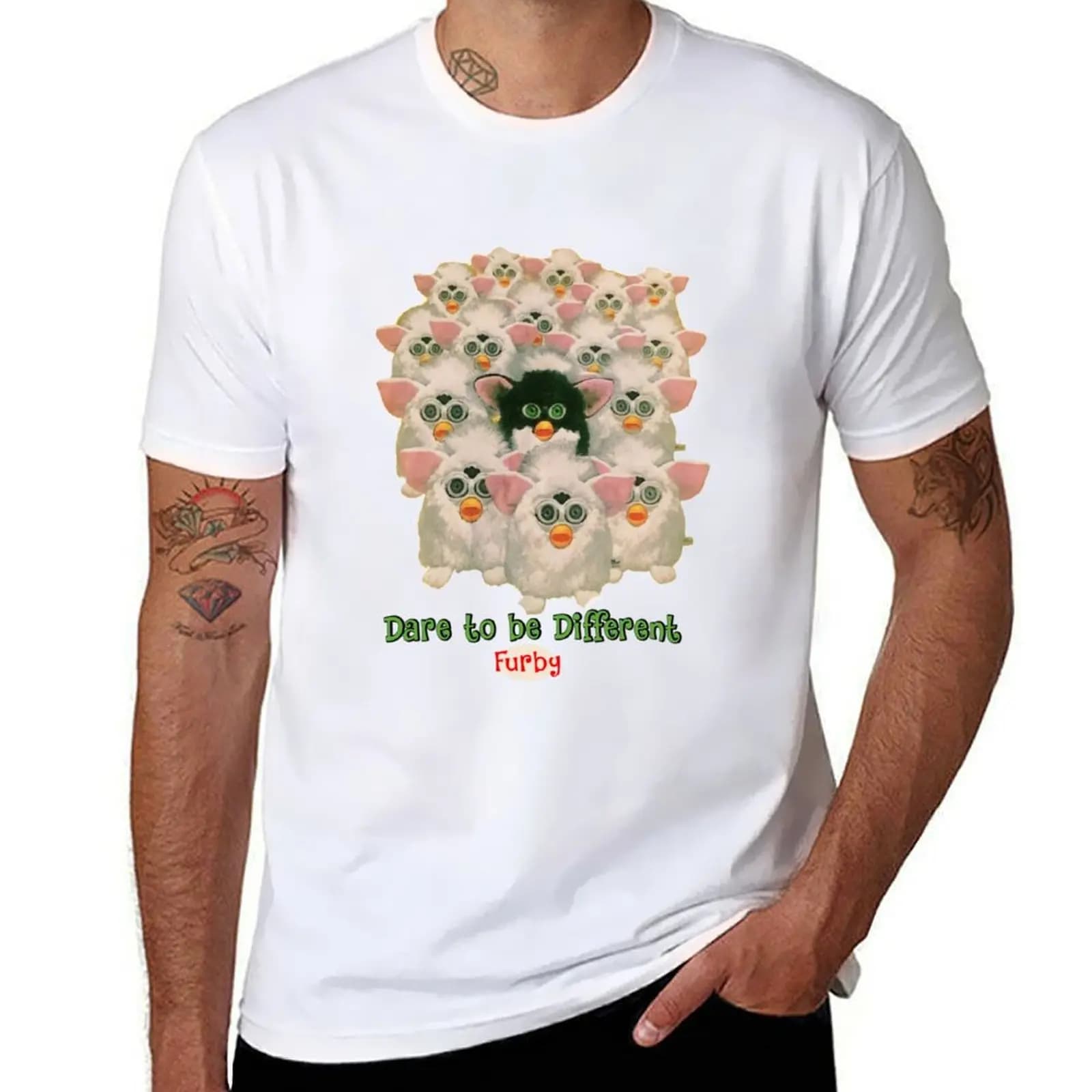 T-shirt vintage Furby del 1999: Dare To Be Different, Tiger Electronics, classico del '90 e della cultura pop Y2K, animali di peluche robotici, mania della cultura pop.