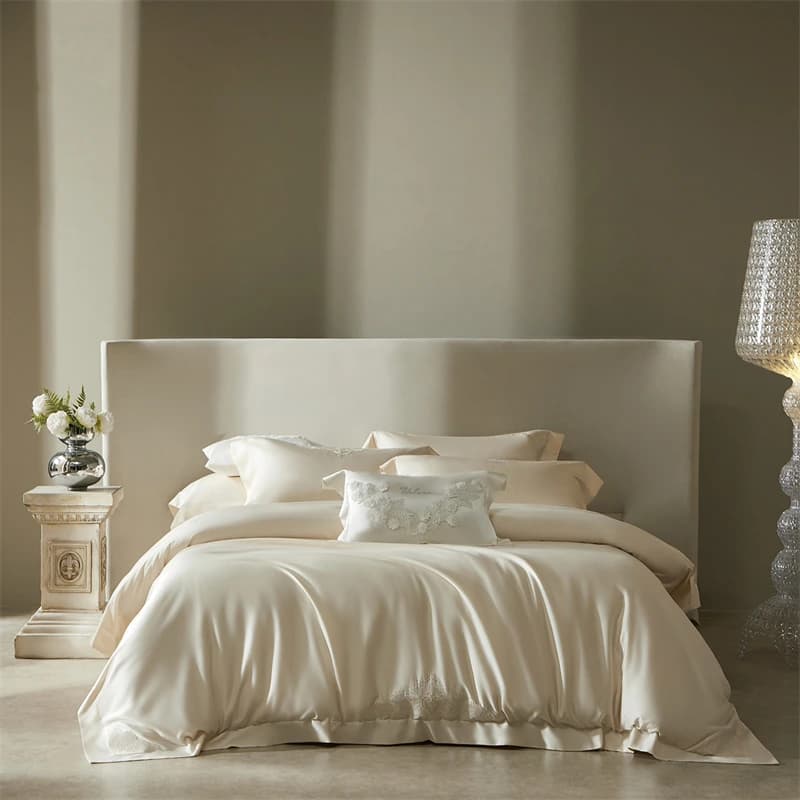 Set di Biancheria da Letto di Lusso in Lyocell e Cotone, Colore Champagne con Ricami e Finiture in Strass, Copripiumino Morbido come Seta, Lenzuolo e Federe, 4 Pezzi