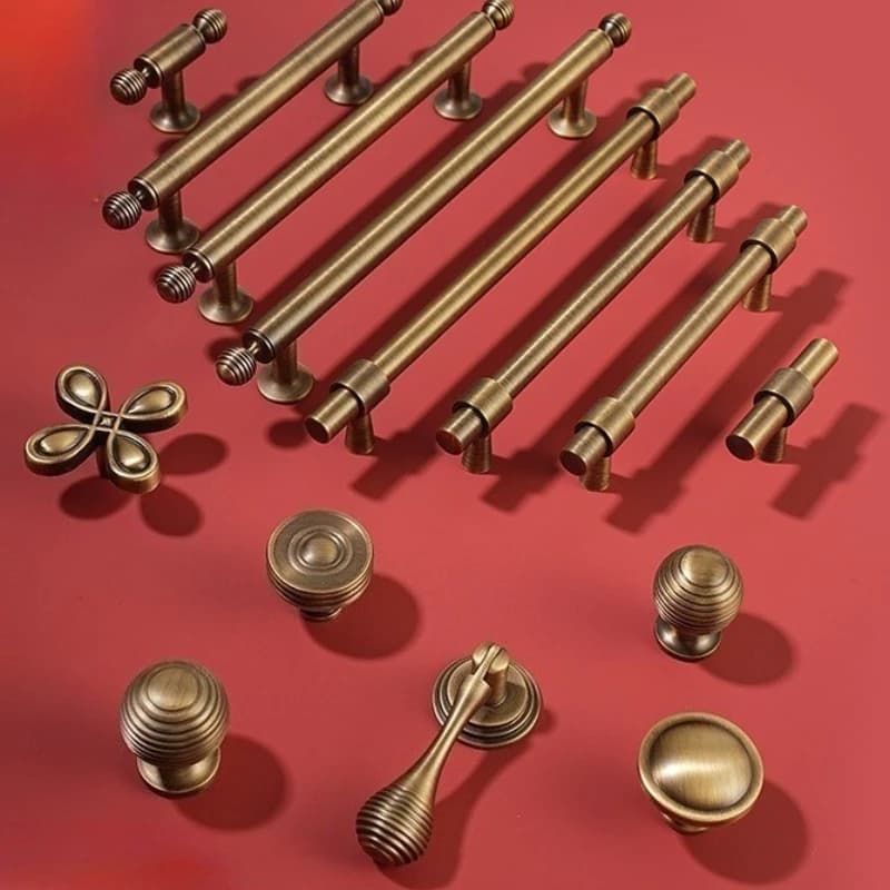 Maniglia per armadio in ottone massiccio di fascia alta Maniglia per porta dell'armadio per abbigliamento color bronzo antico Maniglia lunga per scarpiera di lusso leggera