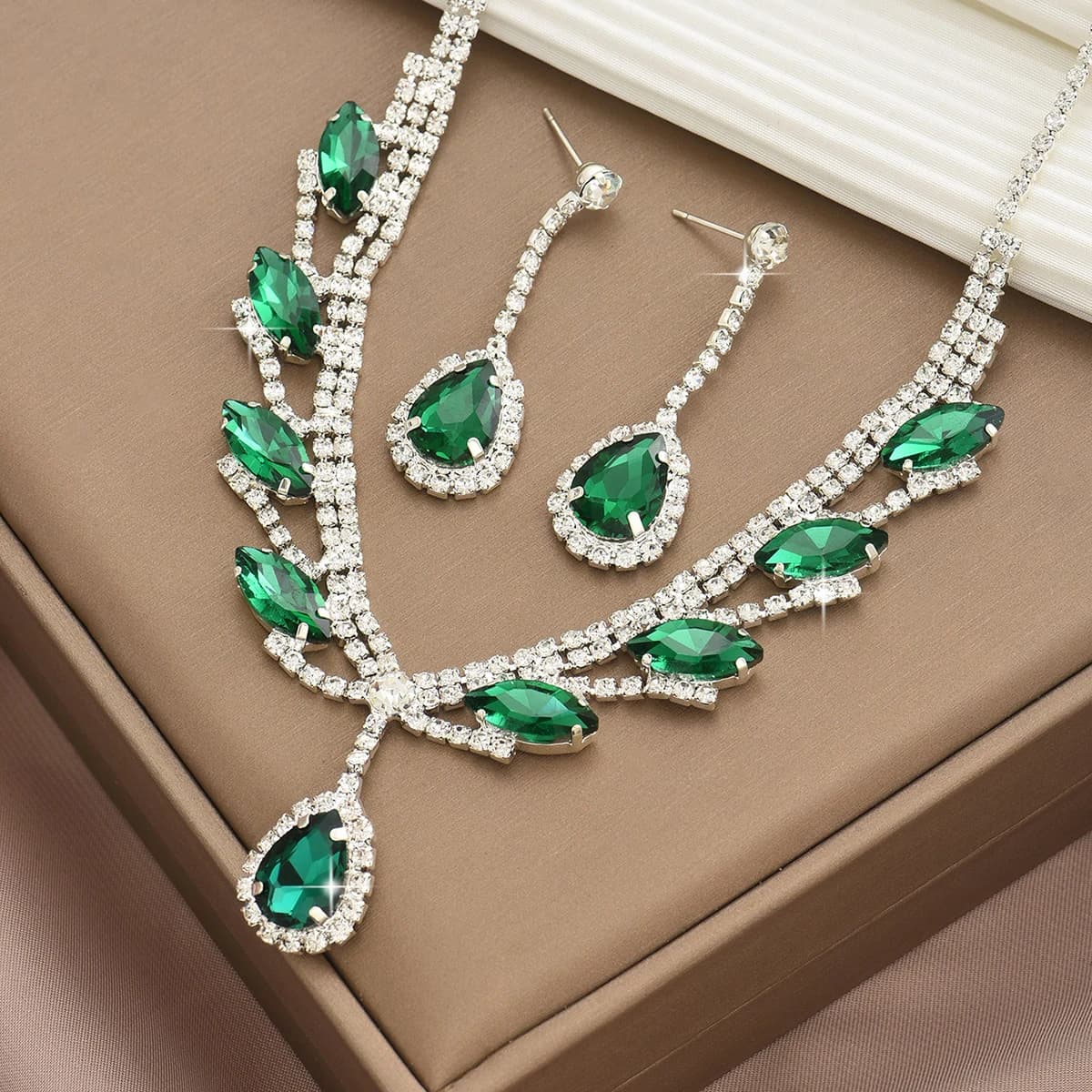 Set di Gioielli con Cristalli a Goccia d'Acqua per Concorsi di Bellezza, Collana e Orecchini Scintillanti, Accessori Accattivanti per Palcoscenico e Banchetti