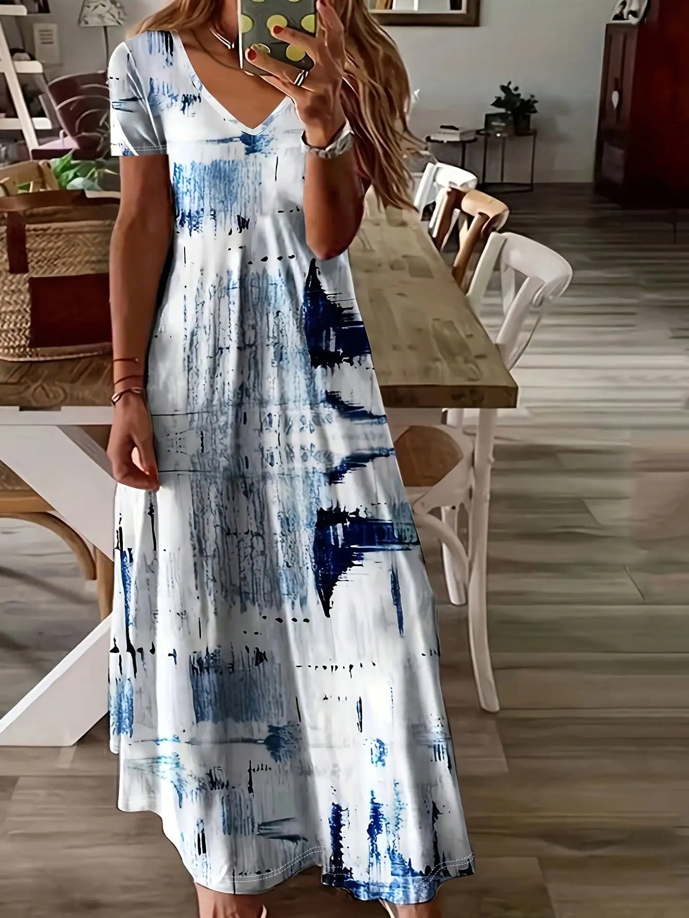 Abito lungo da donna con scollo a V e maniche corte con stampa astratta blu