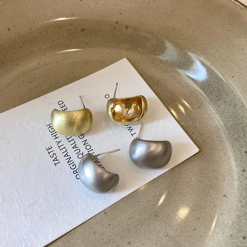 Matte brushed gold earrings women's 2024 new popular high-end stud earrings retro Hong Kong style design metal earrings