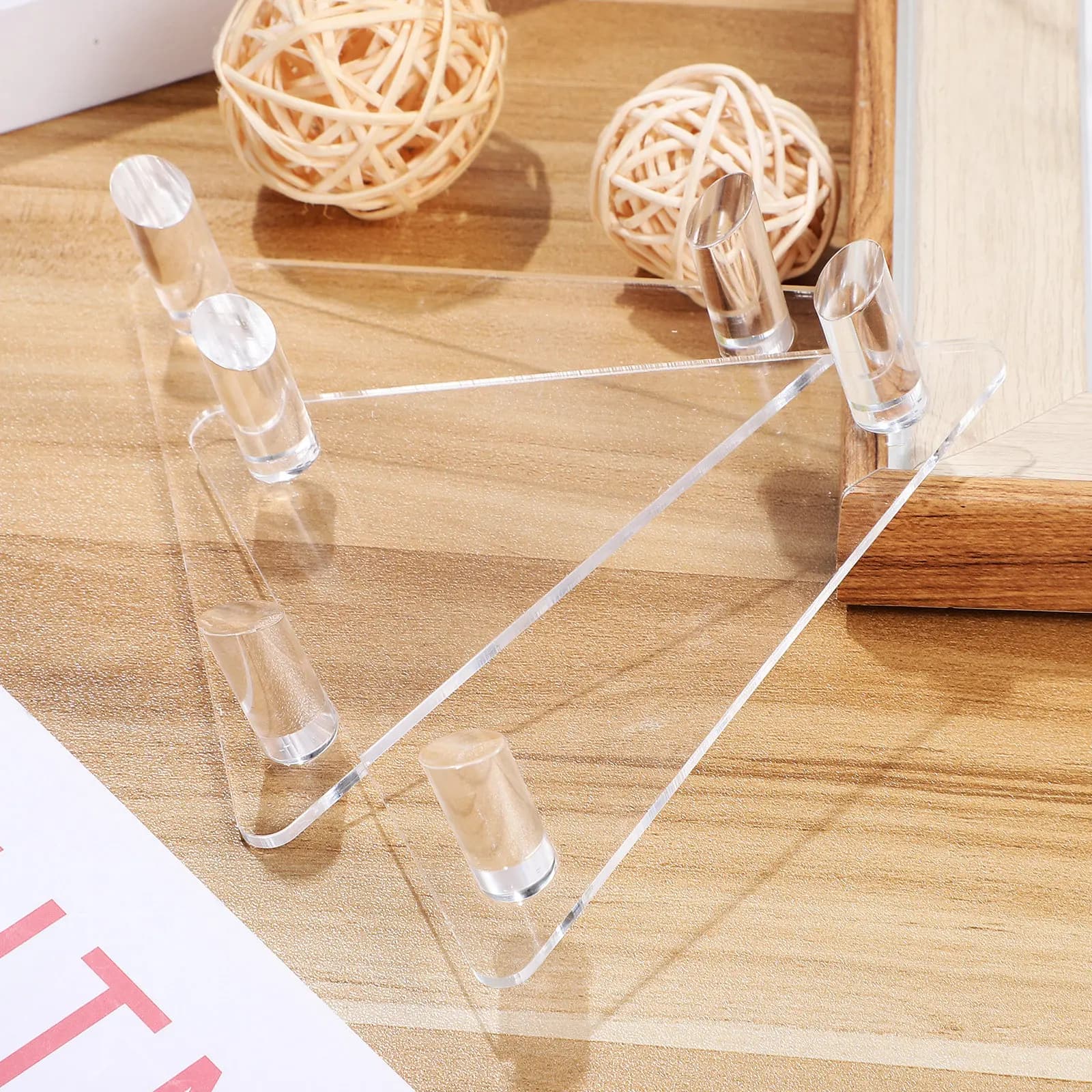 2 Pezzi Supporto Espositivo in Acrilico Trasparente a Forma Triangolare per Palloni da Basket, Calcio, Pallavolo, Rugby - Elegante e Funzionale