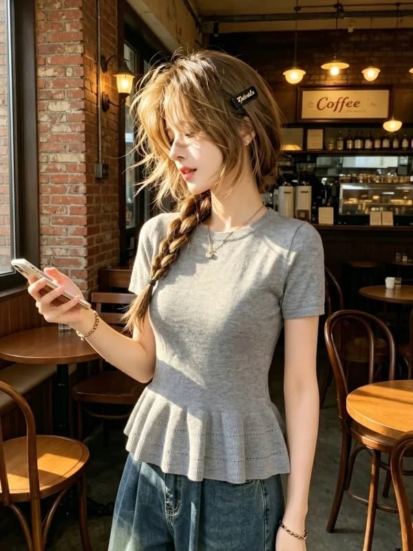 T-shirt in maglia a maniche corte con scollo rotondo e bordo in pizzo grigio, vita cinata, stile casual alla moda da donna, top estivo dal design coreano