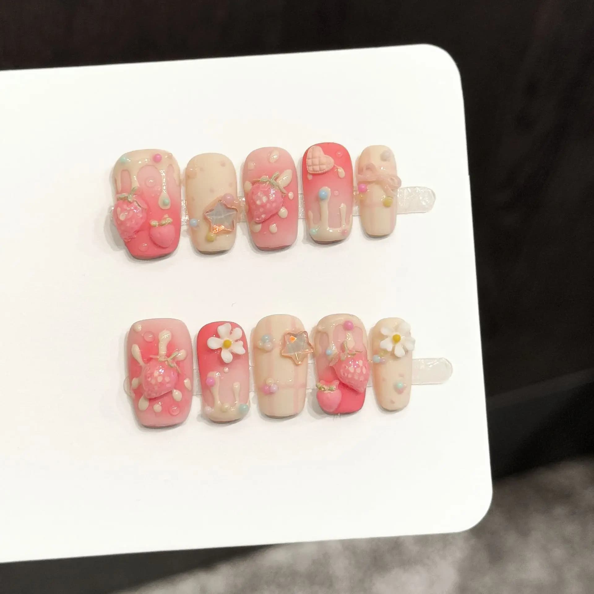 10 pezzi di unghie finte a pressione, fatte a mano, con design stereoscopico a fragola, stile francese, morbide e carine, con decorazioni a cuore, stile estivo.