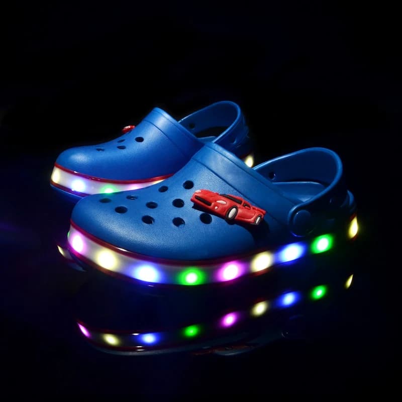 Sandali con foro per bambini estivi Scarpe con luce lampeggiante illuminate a LED Sandali da spiaggia per ragazze dei ragazzi Scarpe da ginnastica alla moda traspiranti per bambini