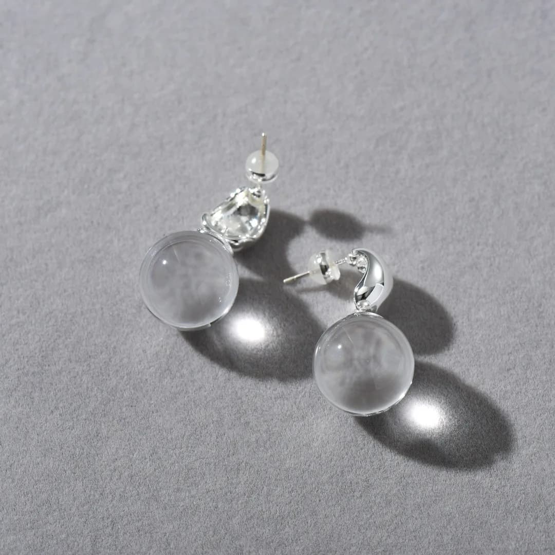 Orecchini pendenti con sfera di cristallo con sfera trasparente placcata per orecchio, delicati ed eleganti gioielli minimalisti per le donne