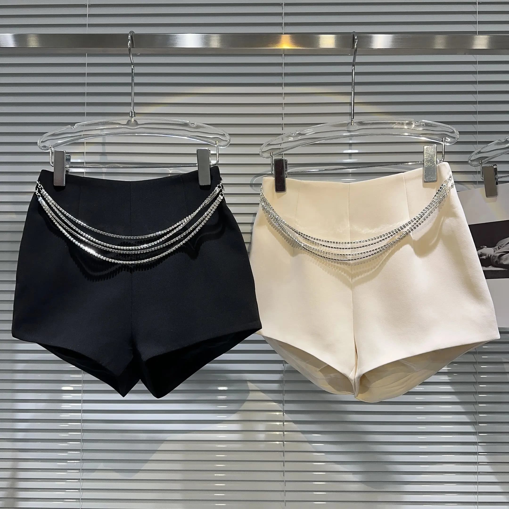 Eleganti Pantaloncini Casual da Donna a Tre Quarti con Catena in Vita a Nappe e Diamanti, Collezione Estiva 2026
