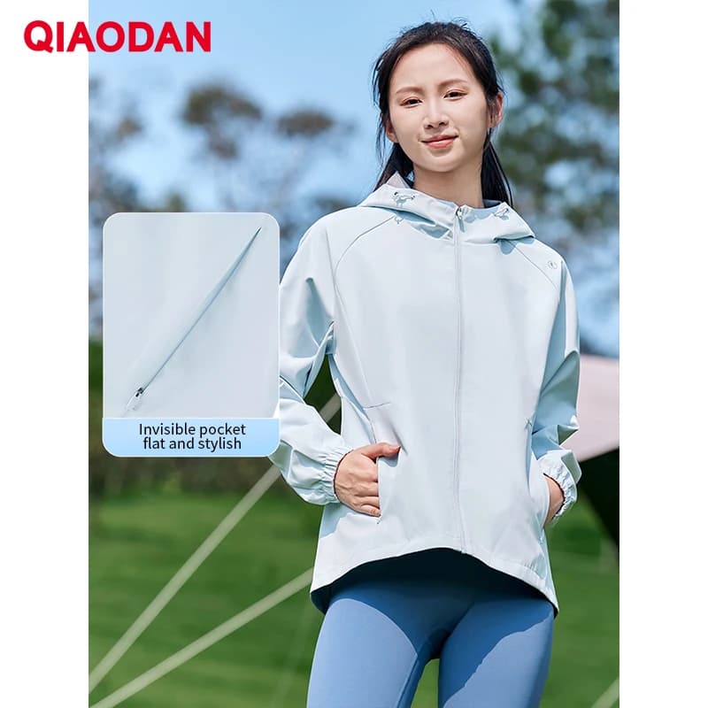 QIAODAN Giacca a Vento da Donna 2026 Invernale con Cappuccio per Sport all'Aperto Antivento Impermeabile per Allenamento ed Escursionismo XFD32241311