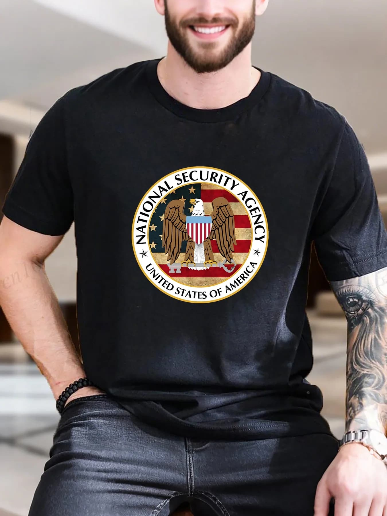 T-shirt a maniche corte stampata da uomo - Arafed Nsa Seal Design giallo, 100% cotone, traspirante e confortevole, streetwear casual, Tr