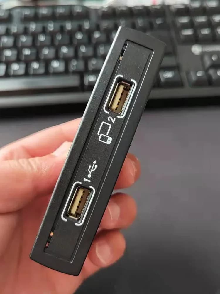 Per Mercedes-Benz tutte le serie presa USB multimediale universale W212 W204 W156 W176 W218 W219 W117 spina di interfaccia per caricabatterie da auto