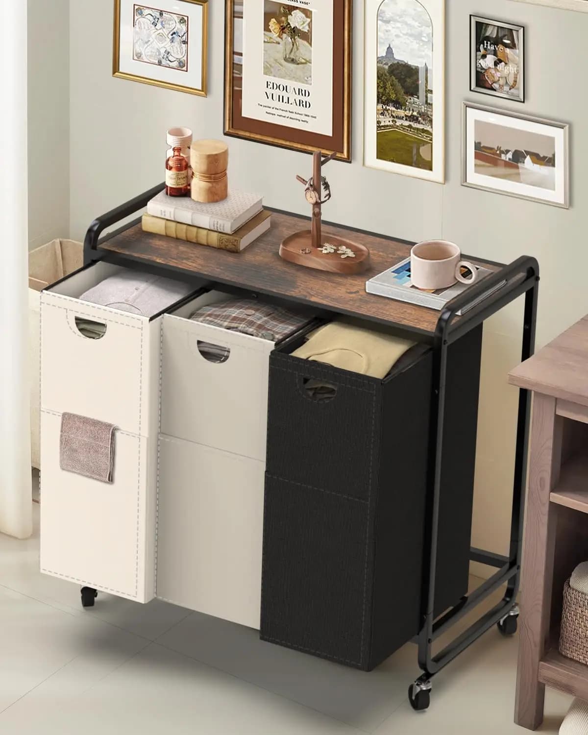 Cesto Portabiancheria a 3 Scomparti con Ruote, Cesto Portabiancheria Scorrevole da 3x15,8 Galloni con Ripiano in Legno, Sacchi Estraibili per Lavanderia